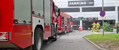 Płonął samochód na parkingu we Wrocławiu - obsługa zdusiła ogień