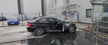 Sekundy od większego pożaru - strażak po służbie na parkingu we Wrocławiu