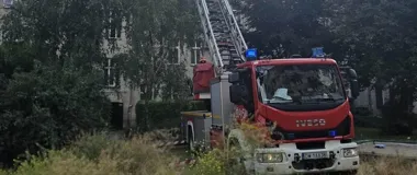 Ewakuacja z czwartego piętra we Wrocławiu. Strażacy użyli technik alpinistycznych