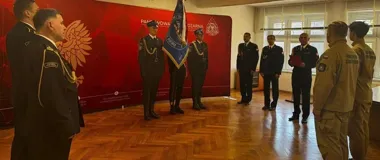 Dwóch nowych strażaków złożyło ślubowanie. Pierwsze z nowym sztandarem