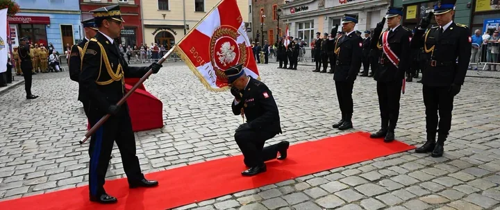 Strażacy ze Świdnicy otrzymali nowy sztandar. Na Rynku wbito pamiątkowe gwoździe