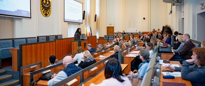 Ratowanie zębów najmłodszych – jak wojewoda wywołała debatę o stomatologii szkolnej