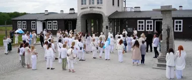 Biały marsz w Rogoźnicy przypomniał o więźniarkach Gross–Rosen