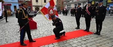 Strażacy ze Świdnicy otrzymali nowy sztandar. Na Rynku wbito pamiątkowe gwoździe