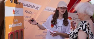 Ratownicy i dzieci na Placu Wolności. We Wrocławiu uczono pierwszej pomocy
